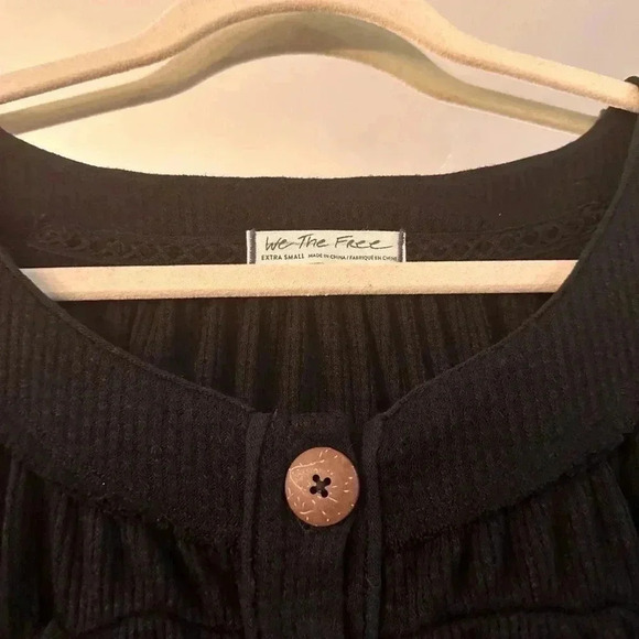 WE THE FREE BLACK WITH BUTTONS LONGSLEEVE XS - Picture 4 of 6